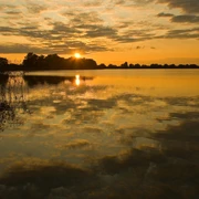 Mechower_See_Ebelt.jpg Blick auf den Mechower See bei Sonnenuntergang, Wasser spiegelt den Himmel
