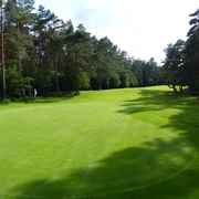 Hügellandschaft des Golfclubs