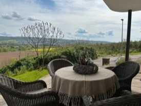 haus_ella_garten2.jpg Terrasse mit Sitzgelegenheit und unverbautem Ausblich über Felder
