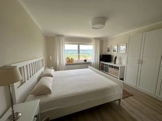 haus_ella_schlafzimmer1.jpg Schlafzimmer mit Doppelbett, Sideboard und großem Kleiderschrank
