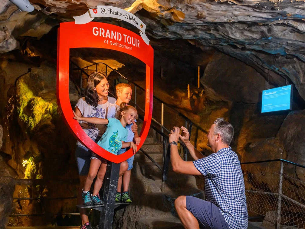 grand-tour-foto-spot-st-beatushoehlen.jpg Grand Tour, Foto-Spot St.Beatus-HöhlenGrand Tour, St. Beatus Caves Photo SpotGrand Tour, spot photo des grottes de Saint-Béatus
