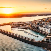 Kap am Zwenkauer See bei Sonnenuntergang Das Bild zeigt das Kap am Zwenkauer See bei Sonnenuntergang. Der Himmel ist in warmen Orangetönen gefärbt, während die Sonne knapp über dem Horizont steht.