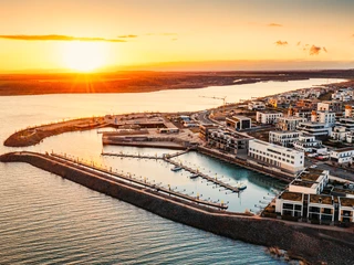 Kap am Zwenkauer See bei Sonnenuntergang Das Bild zeigt das Kap am Zwenkauer See bei Sonnenuntergang. Der Himmel ist in warmen Orangetönen gefärbt, während die Sonne knapp über dem Horizont steht.