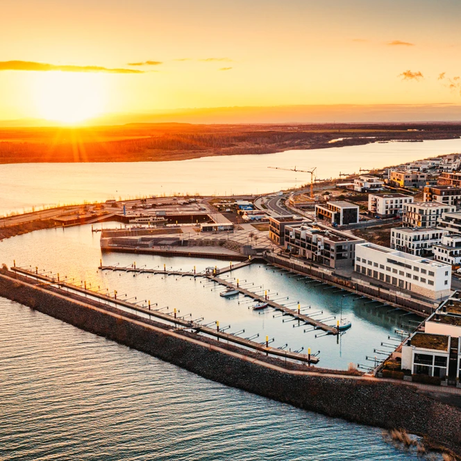 Kap am Zwenkauer See bei Sonnenuntergang