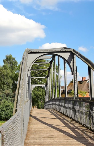 Kirche und Kirchsteigbrücke in Berkenthin