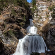 Kuhfluchtwasserfälle Farchant Felsen, Nadelbäume und dazwischen die Kuhfluchtwasserfälle