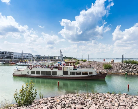 MS Santa Barbara auf dem Zwenkauer See - Schifffahrt im Leipziger Neuseenland Die voll besetzte MS Santa Barbara verlässt den Hafen und fährt auf den offenen See, Schifffahrt, leipziger Neuseenland, Ausflug