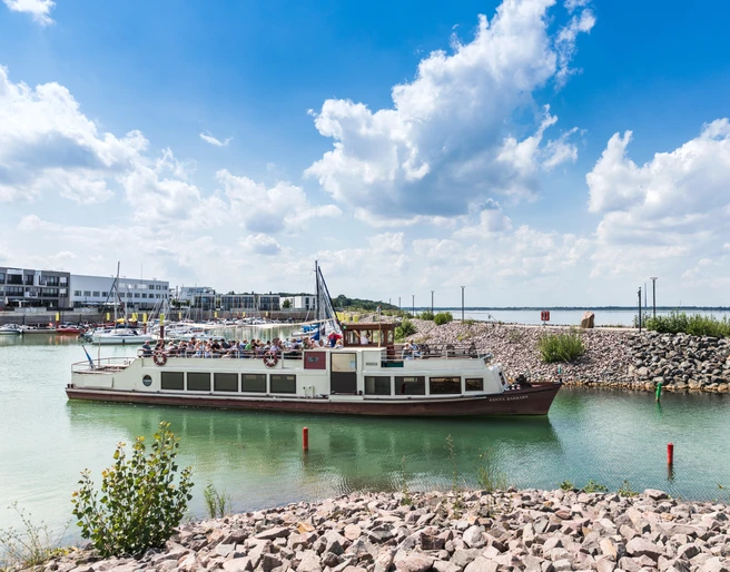 MS Santa Barbara auf dem Zwenkauer See - Schifffahrt im Leipziger Neuseenland Die voll besetzte MS Santa Barbara verlässt den Hafen und fährt auf den offenen See, Schifffahrt, leipziger Neuseenland, Ausflug