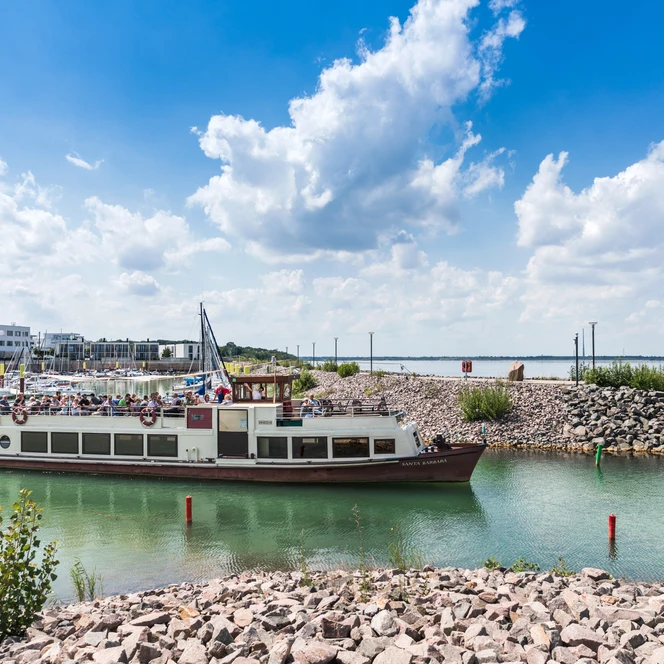 MS Santa Barbara auf dem Zwenkauer See - Schifffahrt im Leipziger Neuseenland