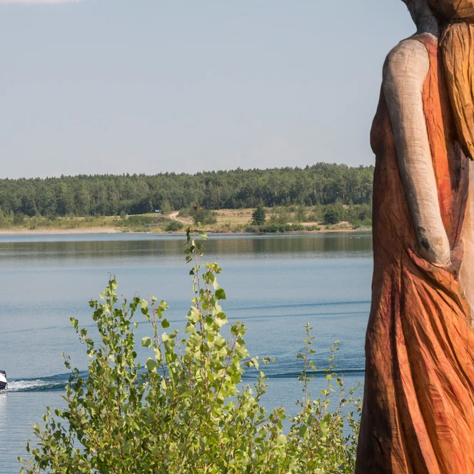 Frauenstatue und Bootsverkehr am Kulkwitzer See