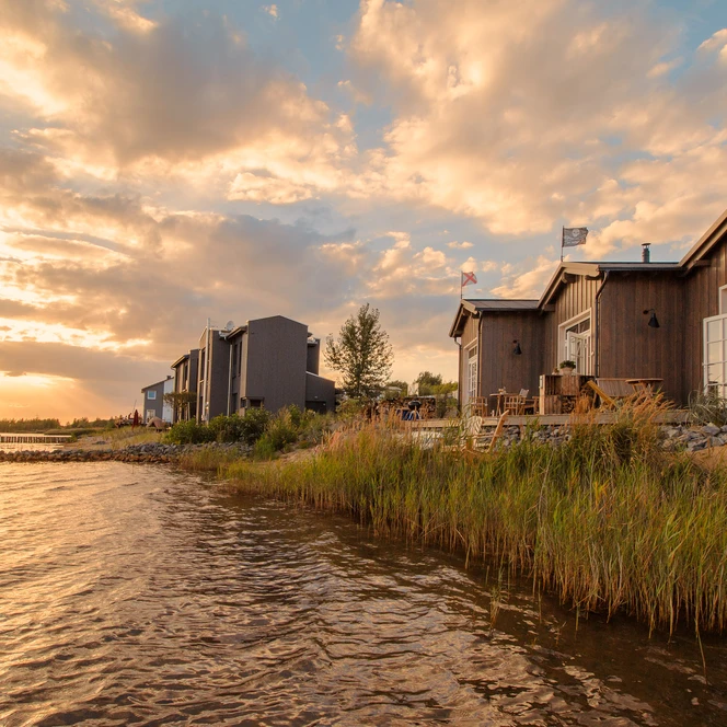 Blick auf die Seedatsche bei Sonnenuntergang