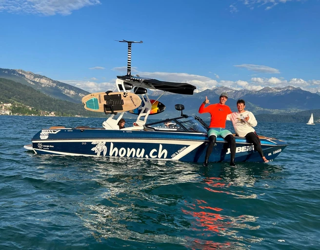 honu-wassersport-center-thunerseee-elektroboot-surfer.jpg