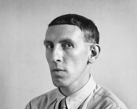 The Photographic Collection/SK Stiftung Kultur Schwarz-weißes Portrait eines ernst blickenden, schlanken Mannes in Hemd und Krawatte, nachdenklich und ruhig wirkend.Black and white portrait of a serious-looking, slim man in a shirt and tie, looking thoughtful and calm.