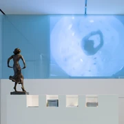 Dance Museum of the German Dance Archive Cologne Bronzebüste einer tänzerischen Pose vor einer modernen Wandprojektion in einem zeitgenössischen Raum.Bronze bust of a dancing pose in front of a modern wall projection in a contemporary space.