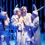 Comedia Vier Personen in skurrilen, märchenhaften Kostümen auf der Bühne des Comedia Theaters Köln.Four characters in bizarre, fairytale costumes on the stage of the Comedia Theater Cologne.