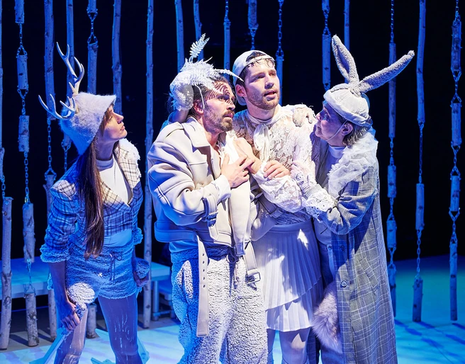 Comedia Vier Personen in skurrilen, märchenhaften Kostümen auf der Bühne des Comedia Theaters Köln.Four characters in bizarre, fairytale costumes on the stage of the Comedia Theater Cologne.