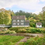 Old Town Wuppertal Beyenburg Altes Wohnhaus umgeben von Bäumen und GräsernOud huis omringd door bomen en gras