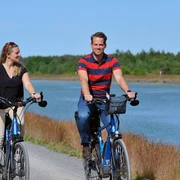 Paar mit dem Fahrrad auf Kanalradtour Paar mit dem Fahrrad auf Kanalradtour