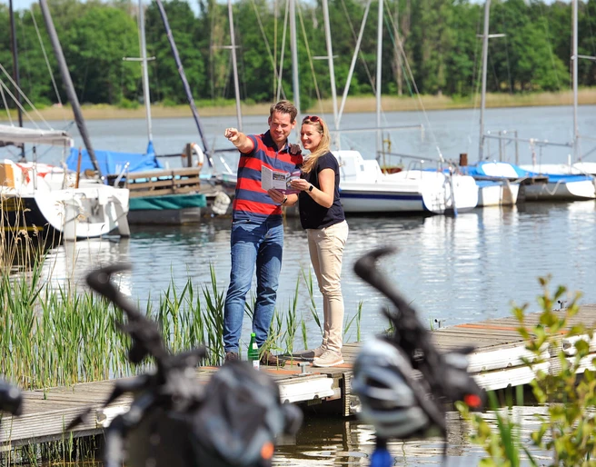 Paar mit dem Fahrrad am Tankumsee