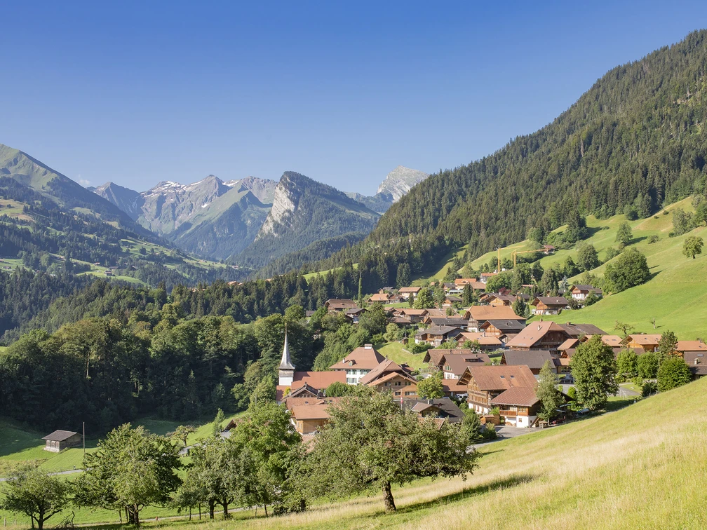 Diemtigen Dorf im Sommer Diemtigen Dorfansicht im SommerThe village of Diemtigen in summerLe village de Diemtigen en été