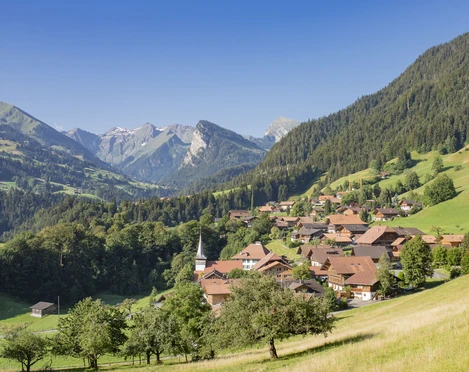 Le village de Diemtigen en été Diemtigen Dorfansicht im SommerThe village of Diemtigen in summerLe village de Diemtigen en été