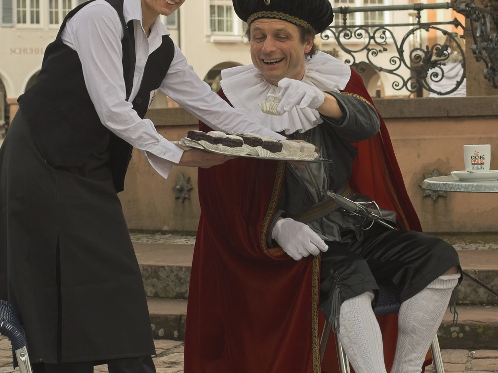 Herzog Friedrich im Cafe