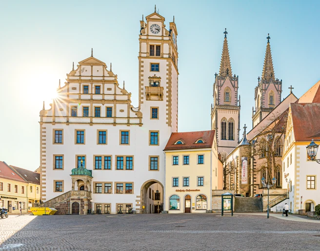 Marktplatz Oschatz mit Rathaus und St. Aegidien Kirche - Sehenswürdigkeiten in der Leipzig Region Blick auf den Neumarkt in Oschatz mit Rathaus und im Hintergrund die doppeltürmige St.-Aegidien-Kirche bei Sonnenschein, Ausflug, Leipzig Region