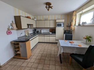 app_diedrich_Wohnkueche.jpg Küchenzeile mit Tisch und zwei StühlenKitchenette with table and two chairs