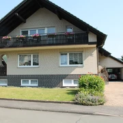 app_diedrich_Wohnhaus in der Burgfeldstrasse.JPG Außenansicht des Wohnhauses mit dem Apartment im SouterrainExterior view of the residential building with the apartment in the basement