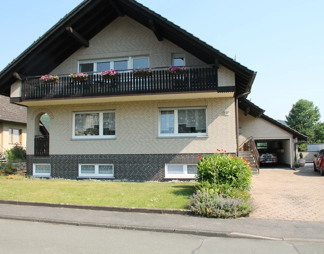 app_diedrich_Wohnhaus in der Burgfeldstrasse.JPG Außenansicht des Wohnhauses mit dem Apartment im SouterrainExterior view of the residential building with the apartment in the basement