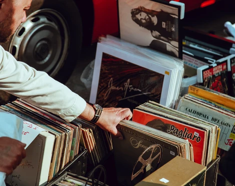 Person, die Schallplatten hält.jpg