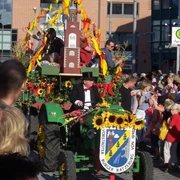 Bürgerfest, Bürgerverein von Ratzeburg und Umgebung e. V..JPG In Ratzeburg beim Bürgerfest fährt ein bunt geschmückter Traktor an den Zuschauern vorbei
