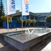 Park Restaurant_Silvana Dust_20230706.jpg Blick von einem Springbrunnen auf die Außenseite des Gebäudes