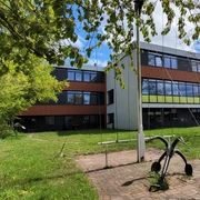 CVJM_1980x1080_Silvana Dust_20230510 (7).jpg Das Freizeit- und Segelzentrum befindet sich am Ostufer und ist ein zweistöckiges, längliches Gebäude mit vielen Fenstern