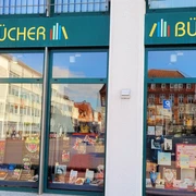 Buchhandlung am Markt_1980x1080_Silvana Dust_20230510 (1).jpg Ein Schaufenster einer Buchhandlung. Viele Bücher sind zu sehen