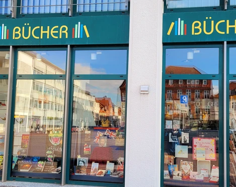 Buchhandlung am Markt_1980x1080_Silvana Dust_20230510 (1).jpg Ein Schaufenster einer Buchhandlung. Viele Bücher sind zu sehen