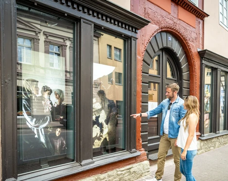 Hoexter-Forum Anja Niedringhaus-Stadt Hoexter-D. Ketz-2023-139.jpg Pärchen vor der restaurierten Fassade des Forum Anja Niedringhaus im Adelshof Heisterman von ZiehlbergCouple in front of the restored façade of the Forum Anja Niedringhaus in the Adelshof Heisterman von Ziehlberg