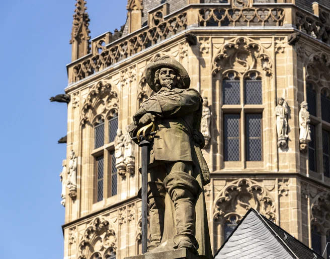 Jan von Werth Monument Jan-von-Werth-Denkmal in Köln vor der beeindruckenden Fassade eines historischen Gebäudes. Die Statue des Reiters ist detailreich gestaltet und hebt sich vor dem Hintergrund besonders hervor.Jan von Werth monument in Cologne in front of the impressive façade of a historic building. The statue of the horseman is richly detailed and stands out against the background.