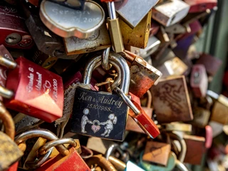 Love locks Liebesschlösser hängen dicht nebeneinander an der Hohenzollernbrücke in Köln, teils graviert.Love locks hang close together on the Hohenzollern Bridge in Cologne, some of them engraved.