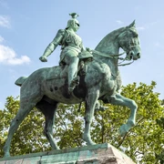 Equestrian statue of King Frederick William III. Das Bild zeigt das beeindruckende Reiterstandbild von Kaiser Wilhelm II. in Köln. Kaiser Wilhelm sitzt majestätisch auf einem kräftigen Pferd, umgeben von grünen Bäumen und einem klaren, blauen Himmel im Hintergrund. The picture shows the impressive equestrian statue of Kaiser Wilhelm II in Cologne. Kaiser Wilhelm sits majestically on a powerful horse, surrounded by green trees and a clear blue sky in the background.