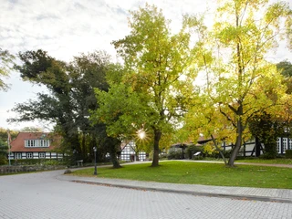 Erholungsoase mit historischen Fachwerkgebäuden umgeben von üppigem Grün und altem Baumbestand.
