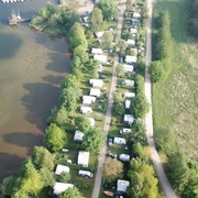 Camping Zur schoenen Aussicht Luftbild1,2018_05_13 ©Campingplatz Zur schönen Aussicht.jpg Luftbild des Campingplatzes mit Grünflächen und Wohnmobilen