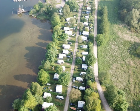 Camping Zur schoenen Aussicht Luftbild1,2018_05_13 ©Campingplatz Zur schönen Aussicht.jpg Luftbild des Campingplatzes mit Grünflächen und Wohnmobilen