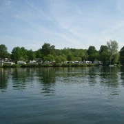 Campingplatz Schwalkenberg P5120038.JPG Blick vom See aufs Ufer mit dem Campingplatz Schwalkenberg, Wohnmobile sind sichtbar