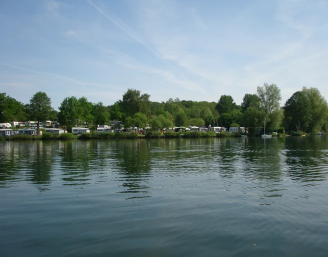 Campingplatz Schwalkenberg P5120038.JPG Blick vom See aufs Ufer mit dem Campingplatz Schwalkenberg, Wohnmobile sind sichtbar