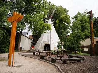 Außenaufnahme des Karl-May-Museum mit Garten.jpg