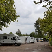Wohnmobilstellplatz_AquaSiwa.jpg Mehrere Wohnmobile stehen nebeneinander auf einem Platz