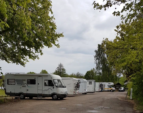 Wohnmobilstellplatz_AquaSiwa.jpg Mehrere Wohnmobile stehen nebeneinander auf einem Platz