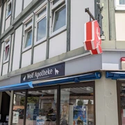 Wolf Apotheke Ein Eckhaus mit hellem Fachwerk, im Erdgeschoss die Wolf Apotheke