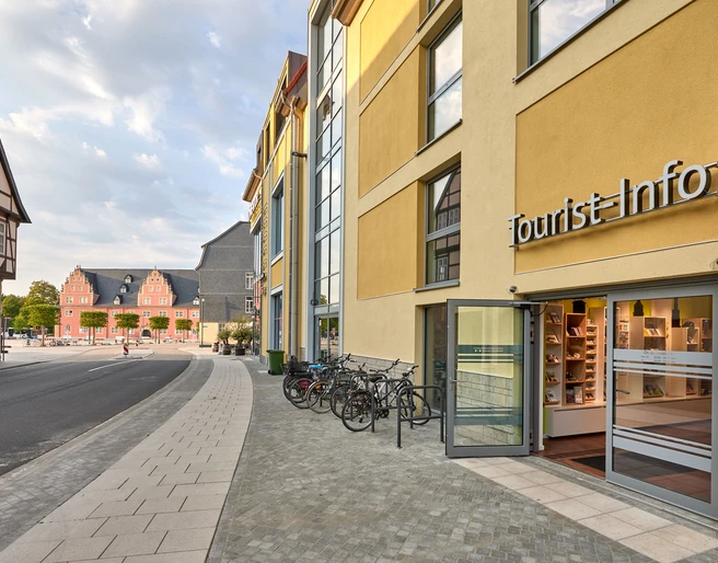 Tourist-Info Wolfenbüttel Eingang der Tourist-Info in modernem Gebäude, im Hintergrund Fachwerkhäuser